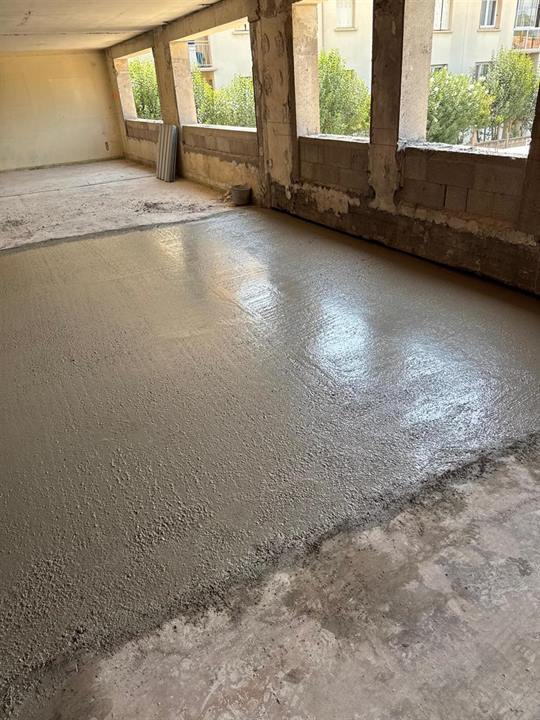 Chape coulée dans une pièce en rénovation