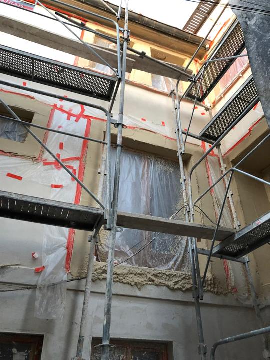 Façades sur cour pendant les travaux, sous échafaudage