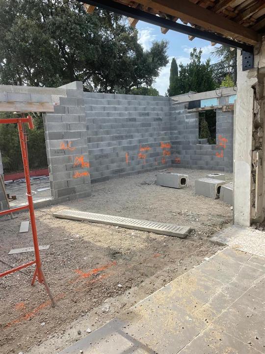 Murs en blocs béton en cours d'élévation